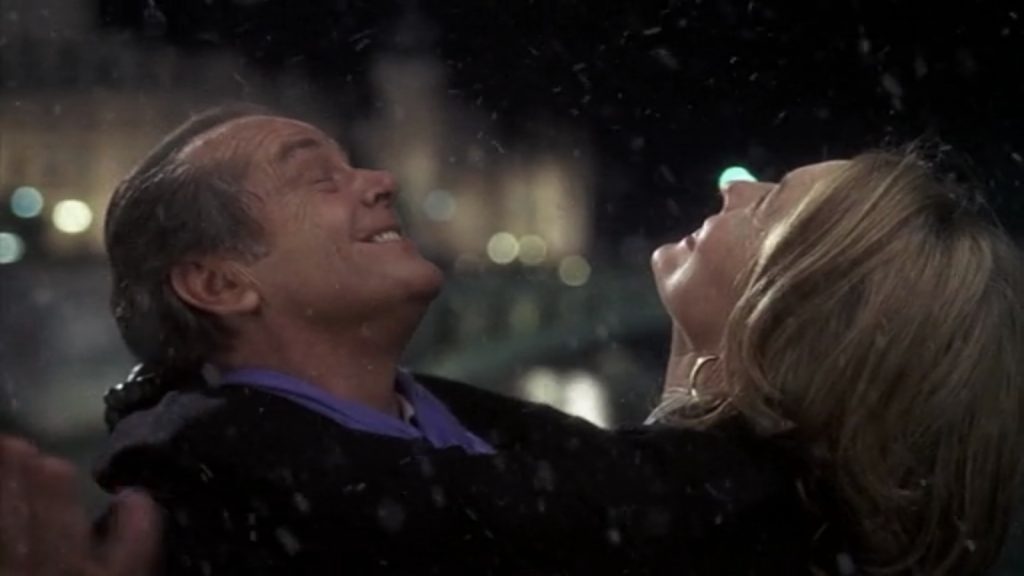 E no fim, o feliz reencontro do casal com direito a neve em Paris. Cena: Alguém Tem Que Ceder (2003)