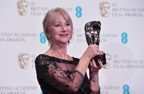 Helen Mirren recebeu das mãos da realeza um prêmio por seu trabalho pelo cinema britânico