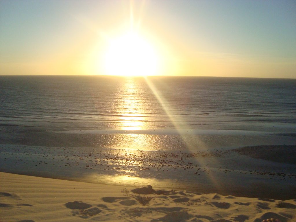 A duna do Pôr-do-Sol é um dos locais clássicos para se contemplar a praia e o horizonte em Jeri