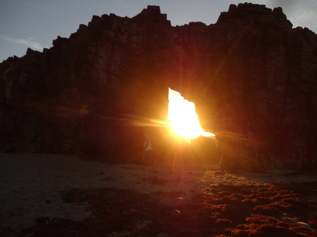 O sol se põe na fenda da Pedra Furada entre o final do mês de junho e o início do mês de agosto | Foto: Lívia Priscilla