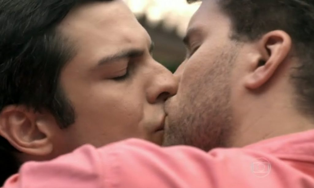 O primeiro beijo gay veiculado pela Rede Globo