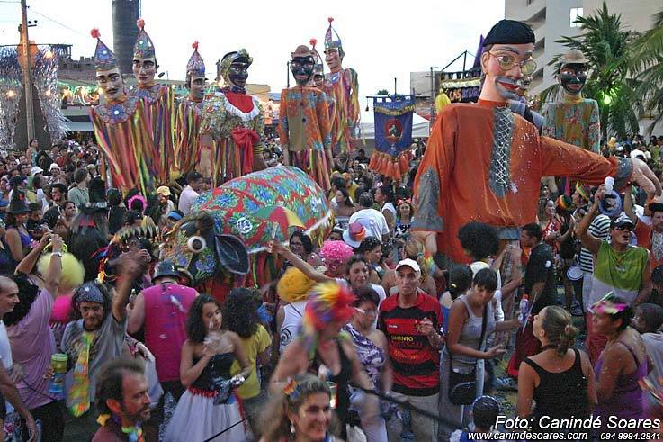 Bloco Poetas, Carecas, Bruxas e Lobisomens anima o sábado de carnaval em Ponta Negra (Canindé Soares)