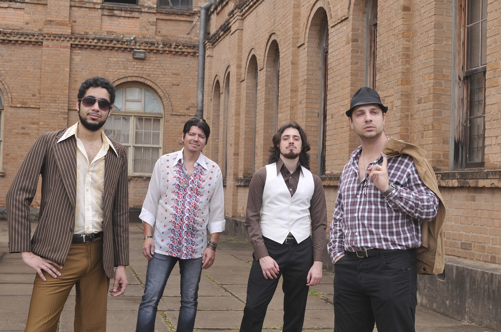 Da esquerda para direita: Guido Lopes (guitarra), Marcio Albano (baixo), Davi Stracci (vocalista) e Raul Lino (bateria)