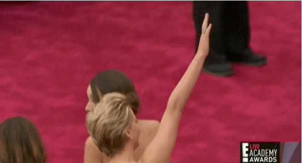 Jennifer Lawrence cai mais uma vez no hall de entrada do Dolby Theatre