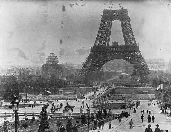 Construção da Torre Eiffel (1888)