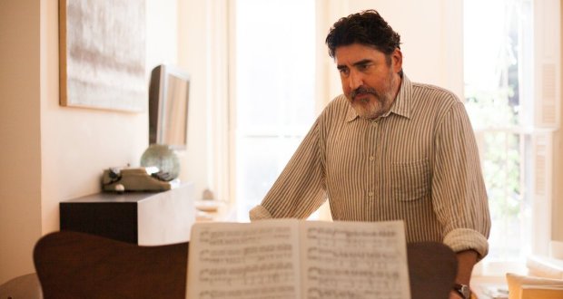 Alfred Molina é o professor de música George, que vai morar temporariamente com amigos mais jovens após demissão