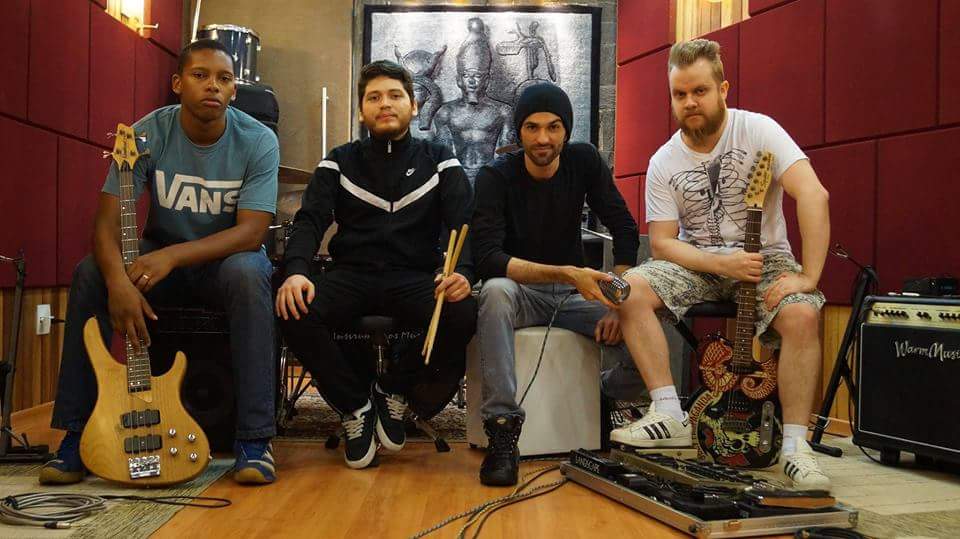 Da esquerda para direita: Victor Luis (Baixo), Paulo Guilherme (Bateria), Danilo Felix (Vocal) e Guilherme Marques (Guitarra)