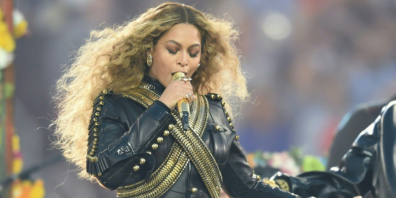 Beyonce apresentando "Formation" no Super Bowl desse ano